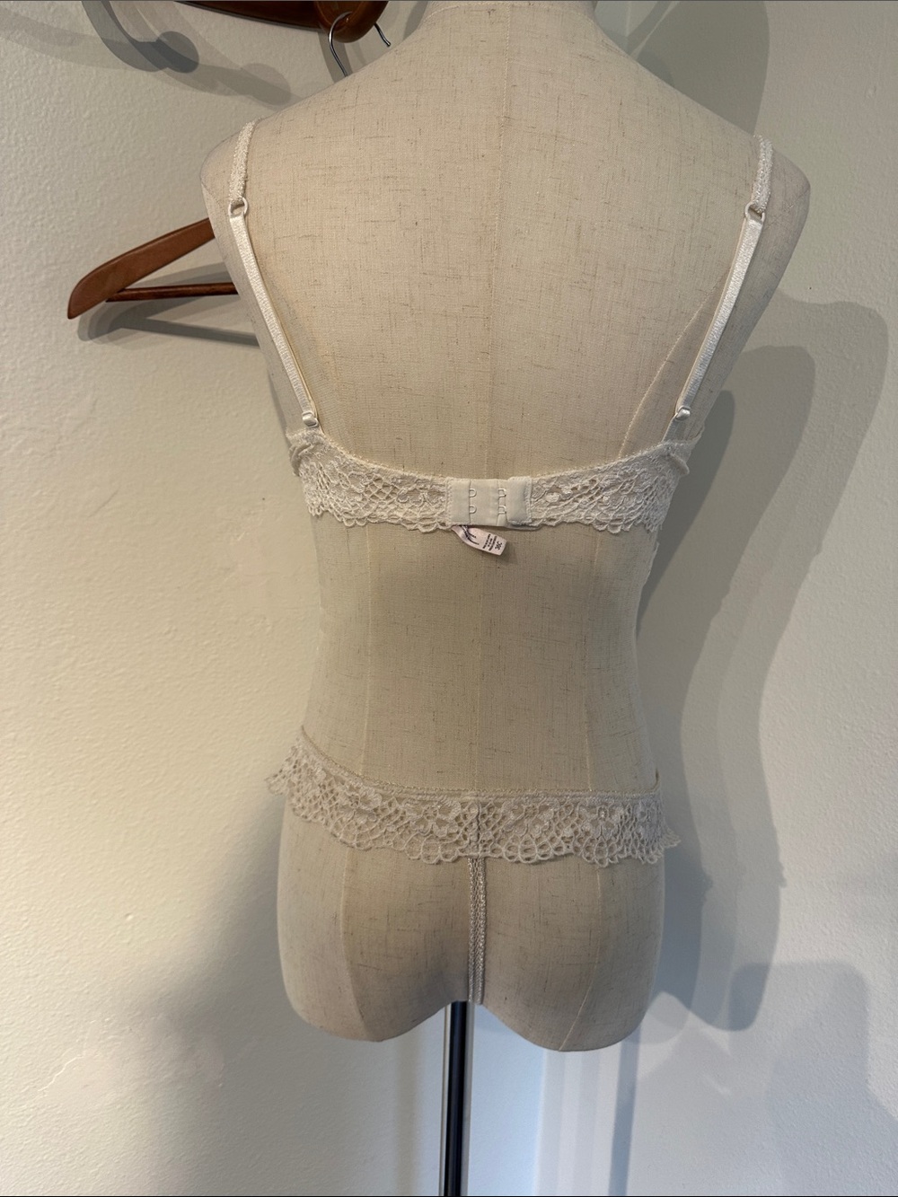 Delicate White Lace Bridal Lingere with Floral Embroidery and two lace garter - Picture 2 of 9